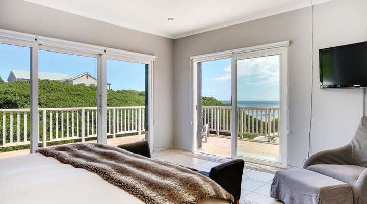 Long Beach Holiday Home