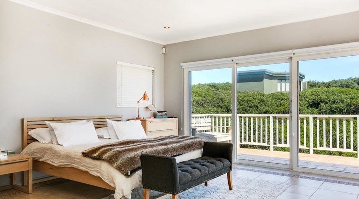 Long Beach Holiday Home
