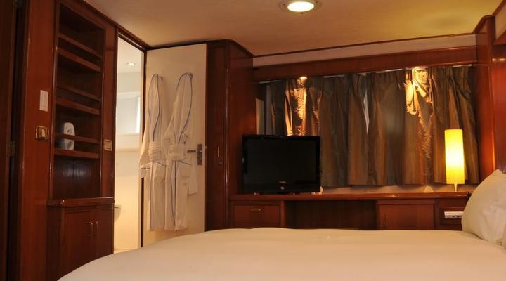 Jackie O - Classic Luxury Yacht & Boutique Hotel 