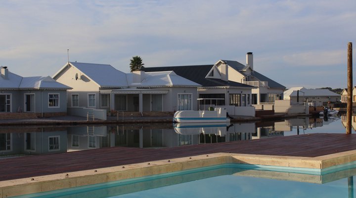 Waterside Living - Marina Martinique 1404