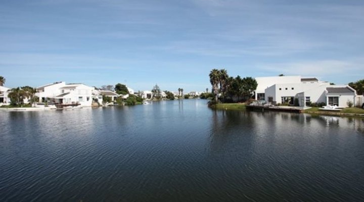 Tranquil Waters on the Marina da Gama
