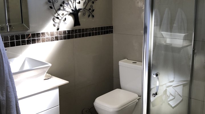 Pool side apartment @ 8 Gunda