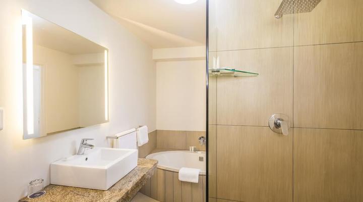 Anew Hotel Hluhluwe & Safaris