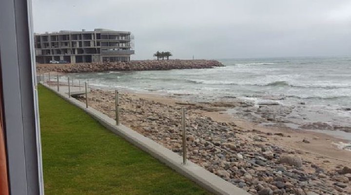 Elegant Seafront Apartment at Mall