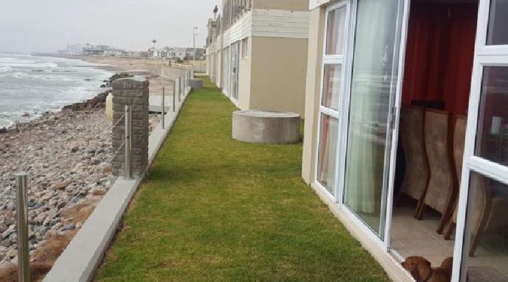 Elegant Seafront Apartment at Mall