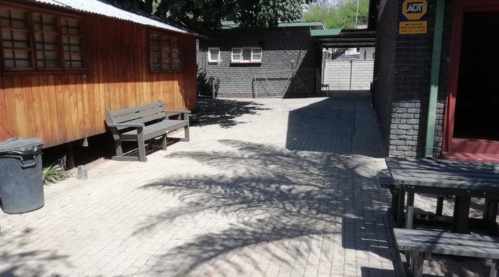 Igloo Inn Overnight and Caravan Park