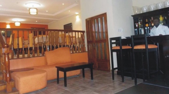 Crown Cottage Hotel