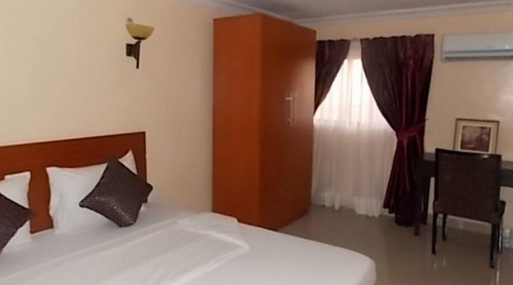 Crown Cottage Hotel