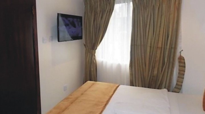 Crown Cottage Hotel