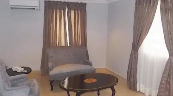 Crown Cottage Hotel