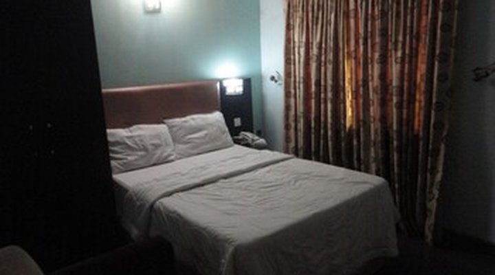 Moongate Hotel and Suites Obantoko