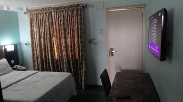 Moongate Hotel and Suites Obantoko