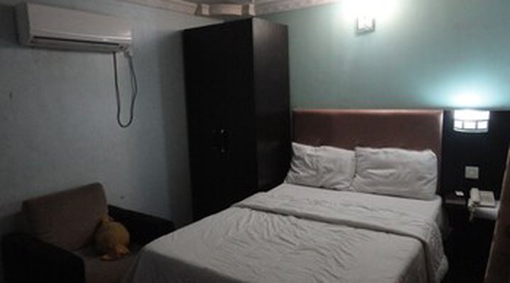 Moongate Hotel and Suites Obantoko