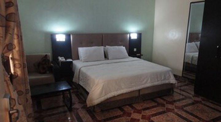 Moongate Hotel and Suites Obantoko