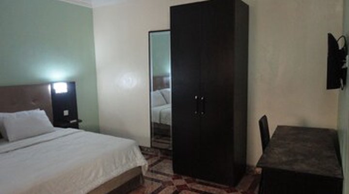 Moongate Hotel and Suites Obantoko