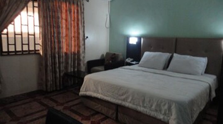 Moongate Hotel and Suites Obantoko
