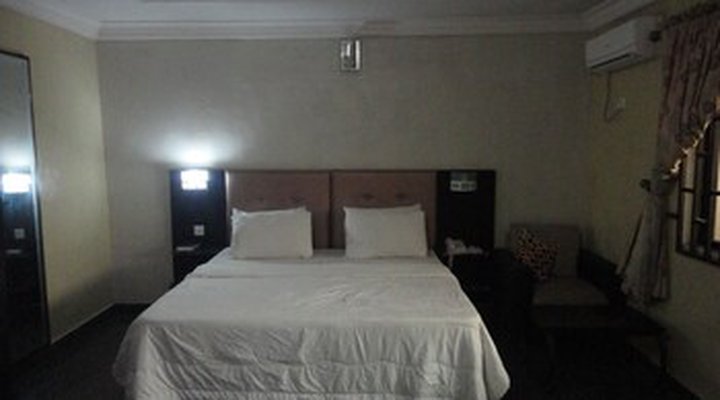 Moongate Hotel and Suites Obantoko