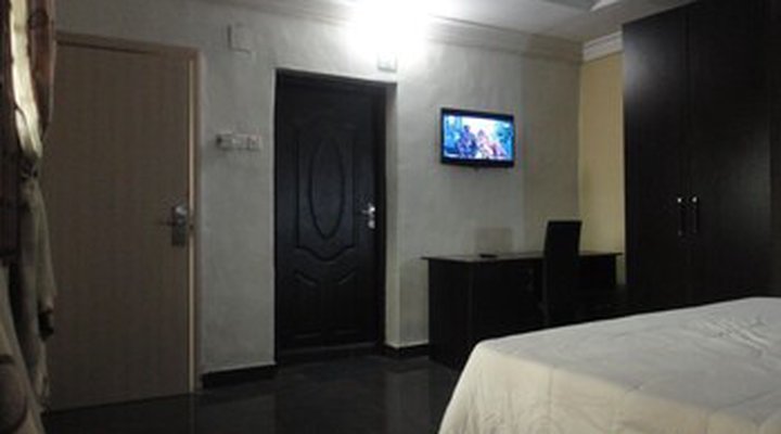 Moongate Hotel and Suites Obantoko