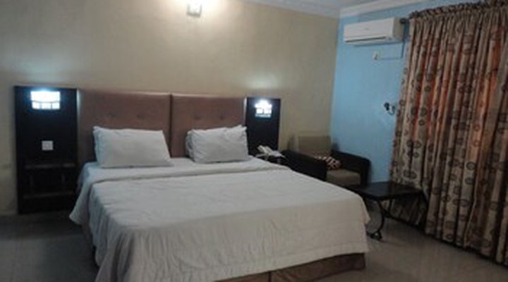 Moongate Hotel and Suites Obantoko