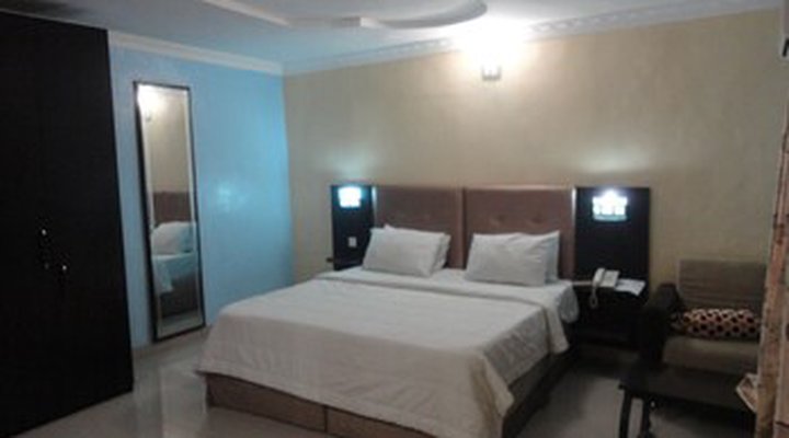 Moongate Hotel and Suites Obantoko
