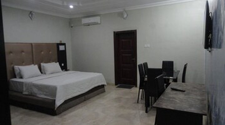 Moongate Hotel and Suites Obantoko