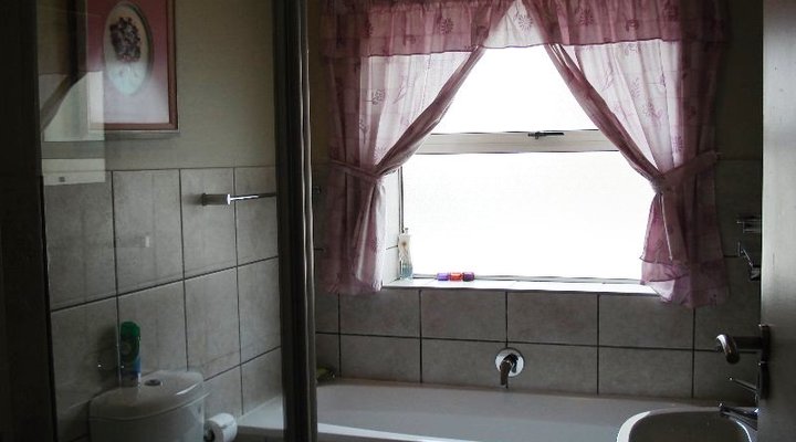 Ellis Self-catering: Estoril Villas Flat 6
