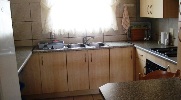 Ellis Self-catering: Estoril Villas Flat 6
