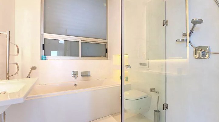 Modern Beach House With Pool & Jacuzzi