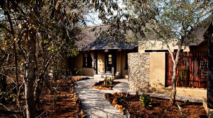 Emeveni Bush Lodge Among the Thorns