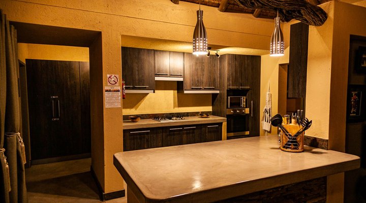 Emeveni Bush Lodge Among the Thorns