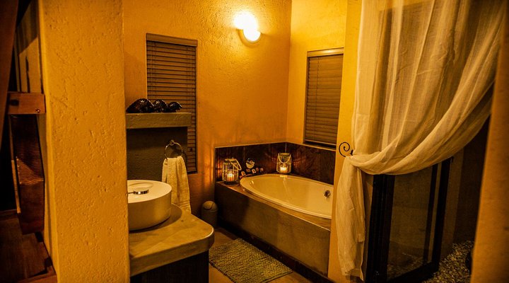 Emeveni Bush Lodge Among the Thorns