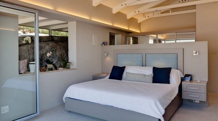 Beach House On The Rocks