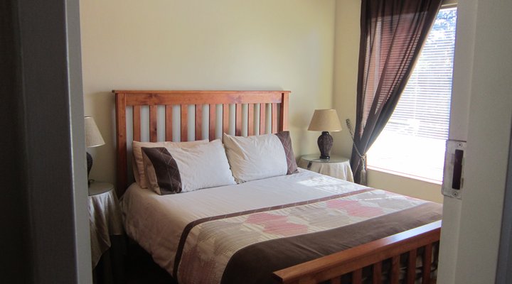 Koffie-en-Katel/Bedstead 'n Coffee