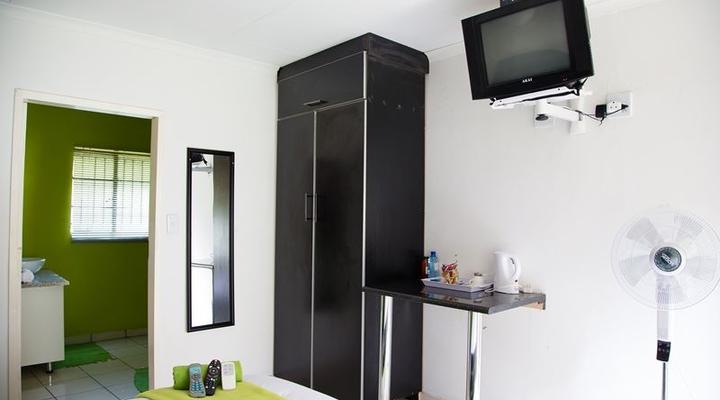 Leamogetswe Sleep and Go Cottage