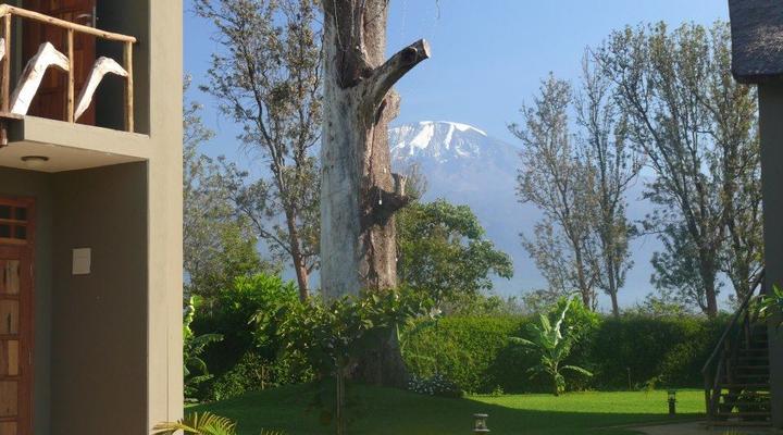 Weru Weru River Lodge