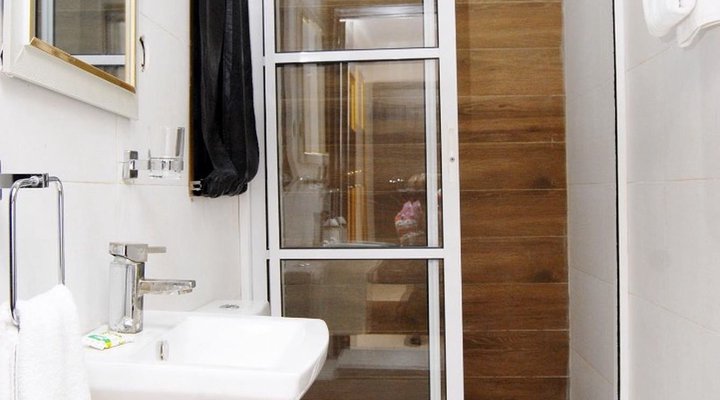 Kings Celia Hotel & Suites