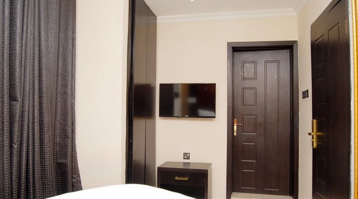 Kings Celia Hotel & Suites