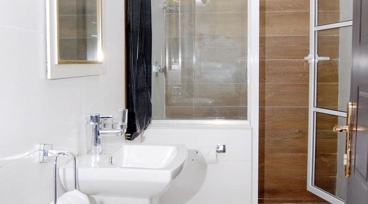 Kings Celia Hotel & Suites