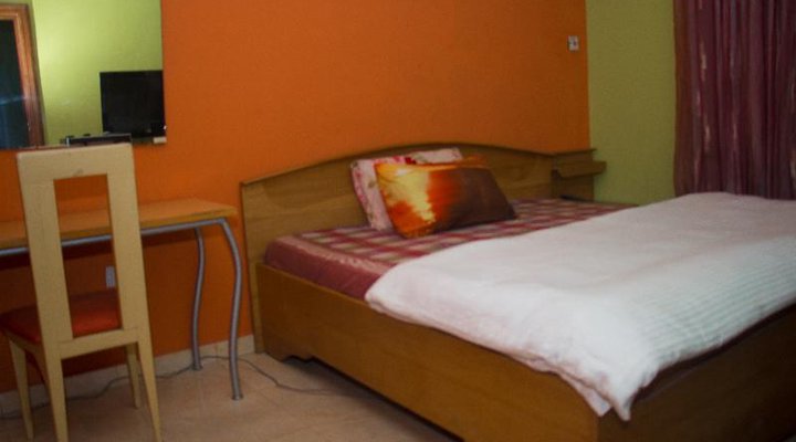 Hotel 100 and Suites