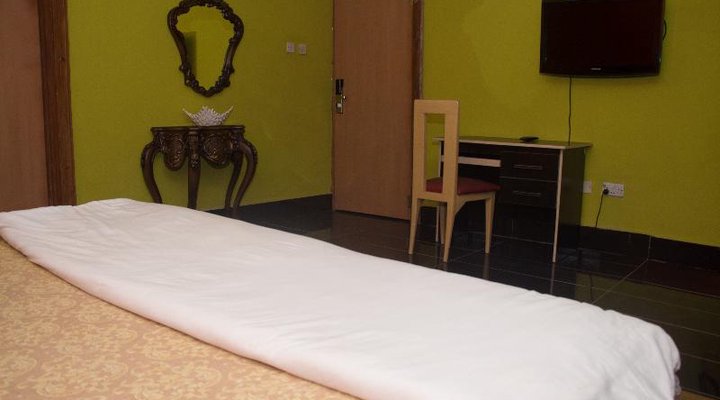 Hotel 100 and Suites