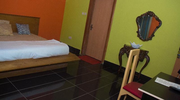 Hotel 100 and Suites