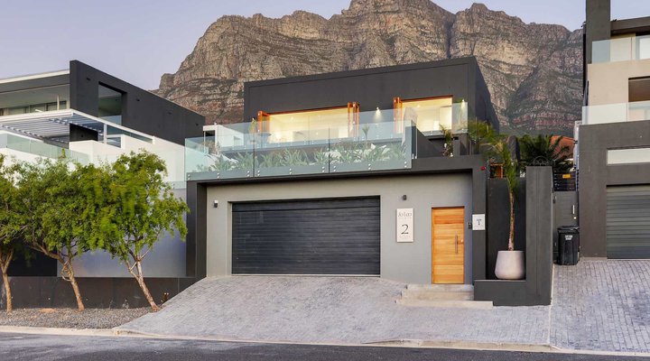 Jo Leos Villa