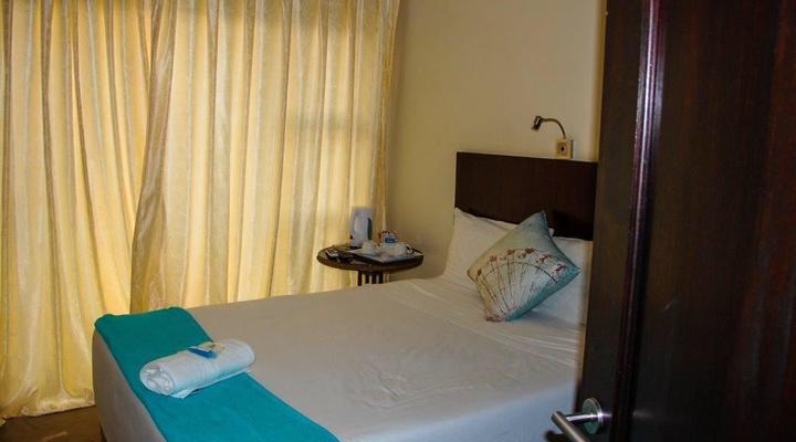 One World Airport Lodge