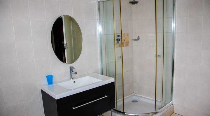 One World Airport Lodge