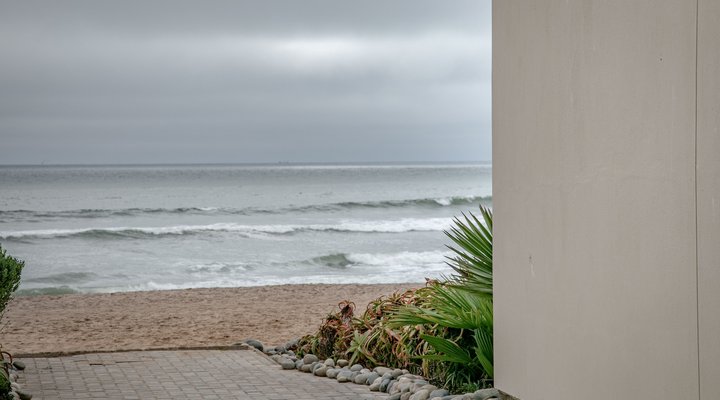 Blue Pearl - situated right on the beach