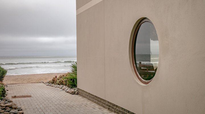 Blue Pearl - situated right on the beach