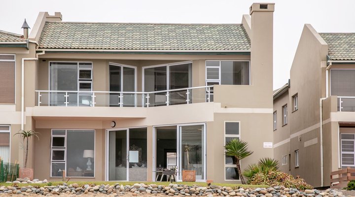 Blue Pearl - situated right on the beach