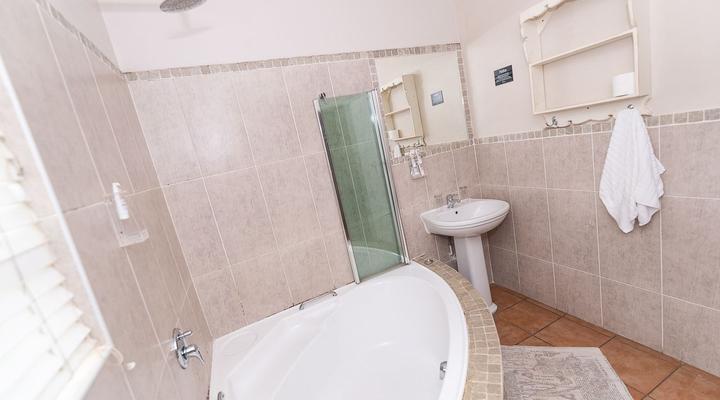 2 Huttenheights Guestlodge by iLawu