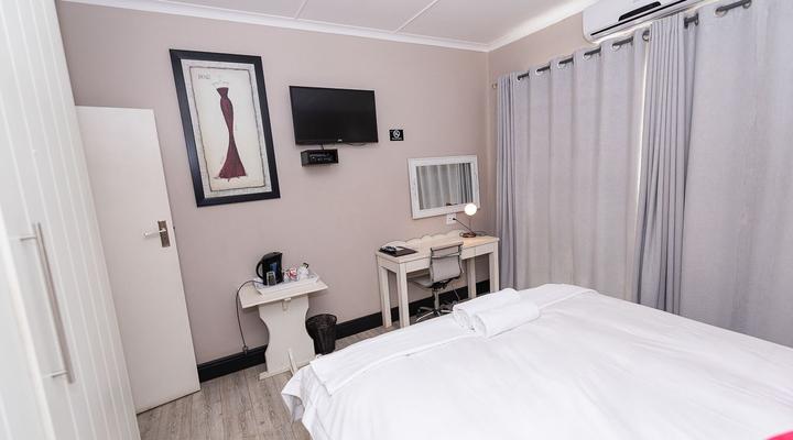 2 Huttenheights Guestlodge by iLawu