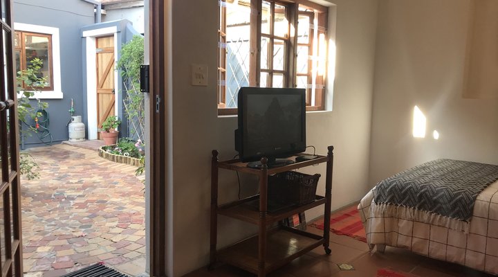 Courtyard Cottage, Muizenberg; Cosy Studio Flat